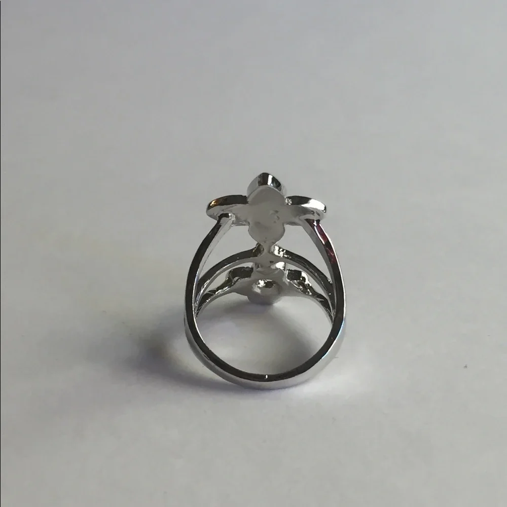 Clover Leaf Silvertone Ring Size 6.5 Brand New